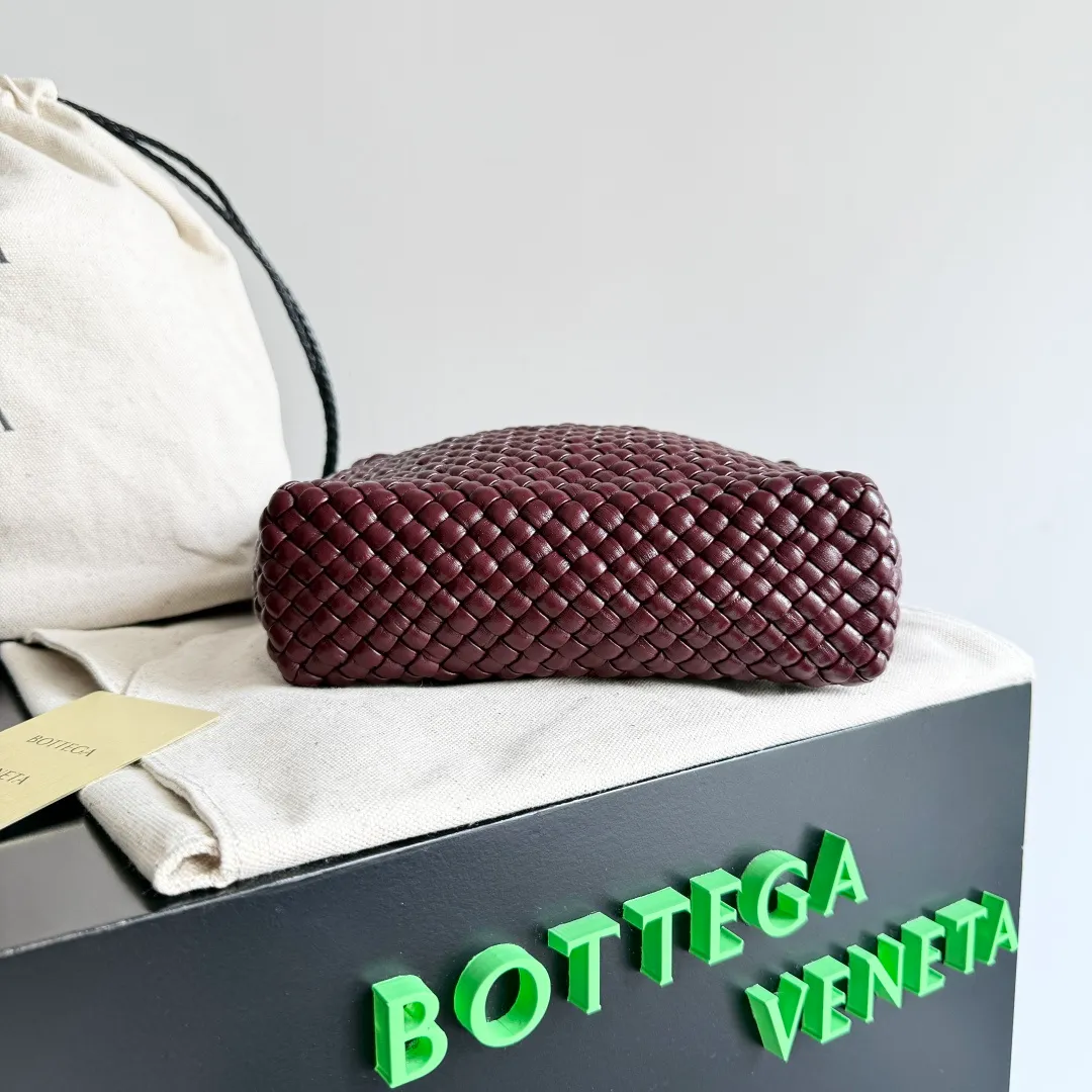 Batch 3760 BV collectible small woven handbags are really YYDS!! Bottega Veneta’s most classic small woven handbags are back! ! We use the highest quality leather with the highest craftsmanship❤️ to create the most expensive works. We have created the Intrecciato leather weaving process❤️ This unique traditional exclusive leather weaving method has not only become our logo but also reflects the time-consuming and labor-intensive craftsmanship of our products❤️ The new TOSCA handbag must be a selection worth collecting🆕 Style number: 776755 Size: 20*15.5*7cm